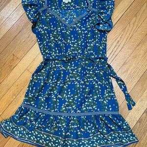 Like NEW, never worn Max studio blue floral wrap dress with tie waist SIZE SM